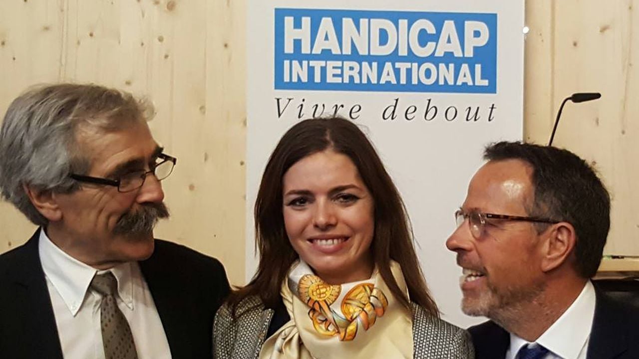 Celine van Till aux côtés de Jean-Baptiste Richardier, co-fondateur de Handicap International (à gauche) et Bernard Poupon, président de Handicap International Suisse (à droite)