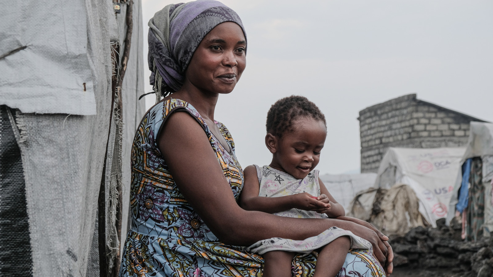 Amani, 28 Jahre alt, ist mit ihrer Familie vor dem Krieg in Kausa, Nord-Kivu, geflohen. Im Lager von Bulengo hat ihre zweijährige Tochter Inaya, die von Mangelernährung betroffen war, dank der von uns durchgeführten Stimulationstherapien wieder motorische Fähigkeiten und Interaktionsfreude zurückgewonnen.