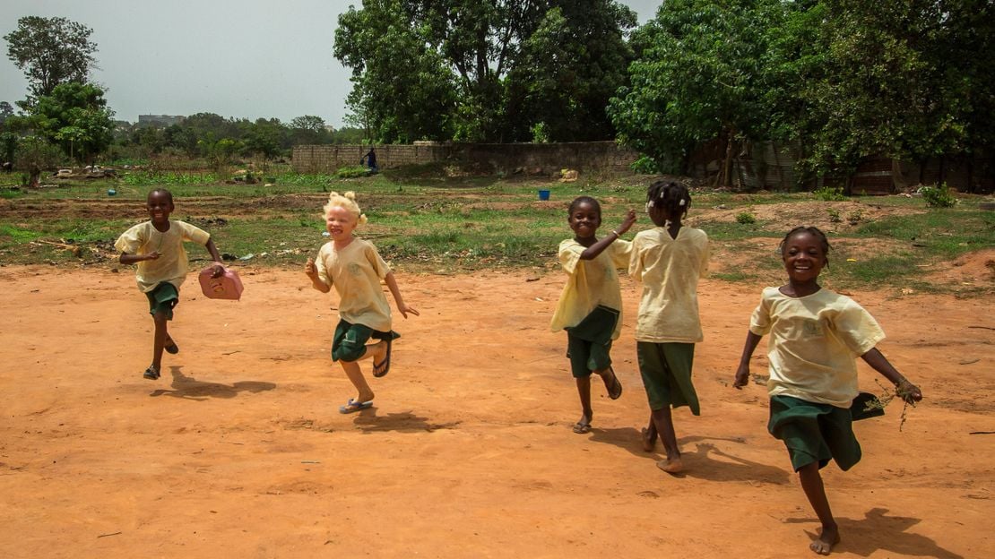  Aicha, 10 ans, vit en Guinée-Bissau. Grâce à HI, elle peut maintenant aller à l'école.