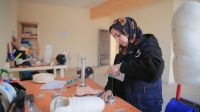 Heba en train de préparer une prothèse Heba en train de préparer une prothèse
