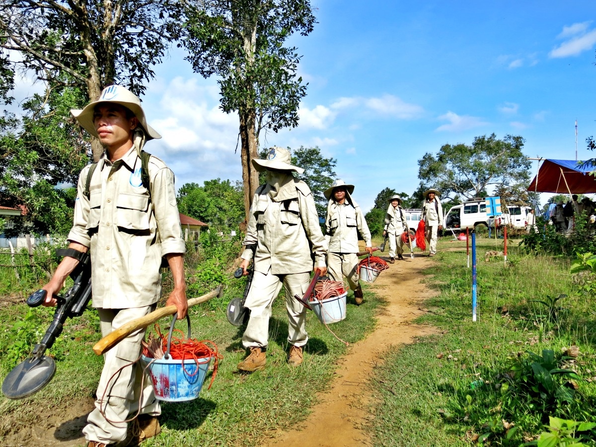 Ein Minenräumteam in Laos