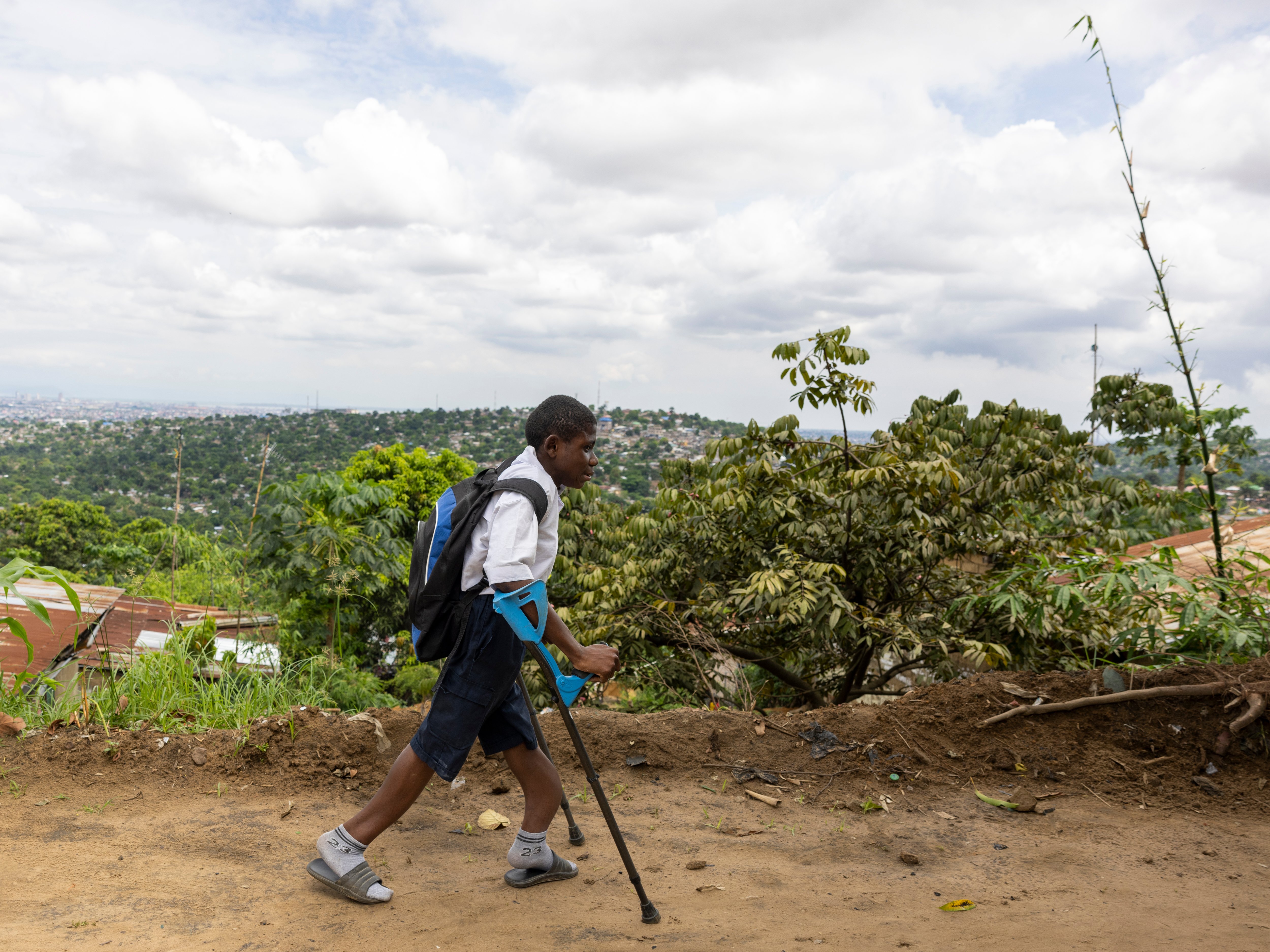 Raphaël sur le chemin de l’école inclusive de Selembao, RDC