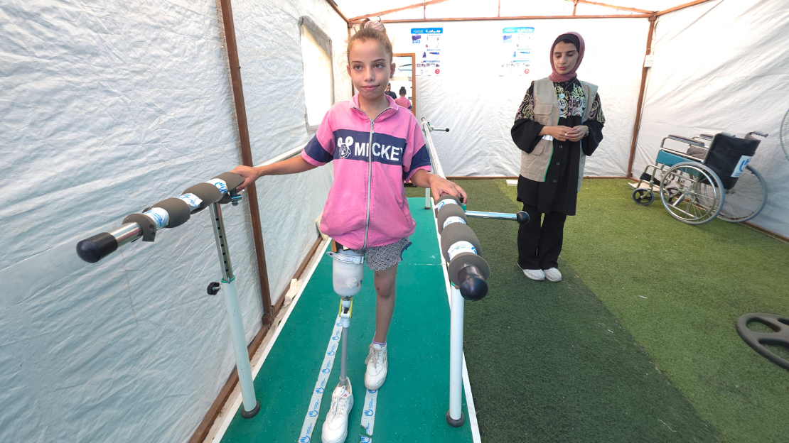 Malak mit Krücken und Prothese Malak mit Krücken und Prothese