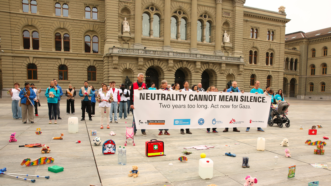 Handicap International, Terre des hommes, Ärzte ohne Grenzen, Médecins du Monde, Save the Children und SOS-Kinderdorf gemeinsam zum zweijährigen Jahrestag des Konflikts in Gaza. Handicap International, Terre des hommes, Ärzte ohne Grenzen, Médecins du Monde, Save the Children und SOS-Kinderdorf gemeinsam zum zweijährigen Jahrestag des Konflikts in Gaza.