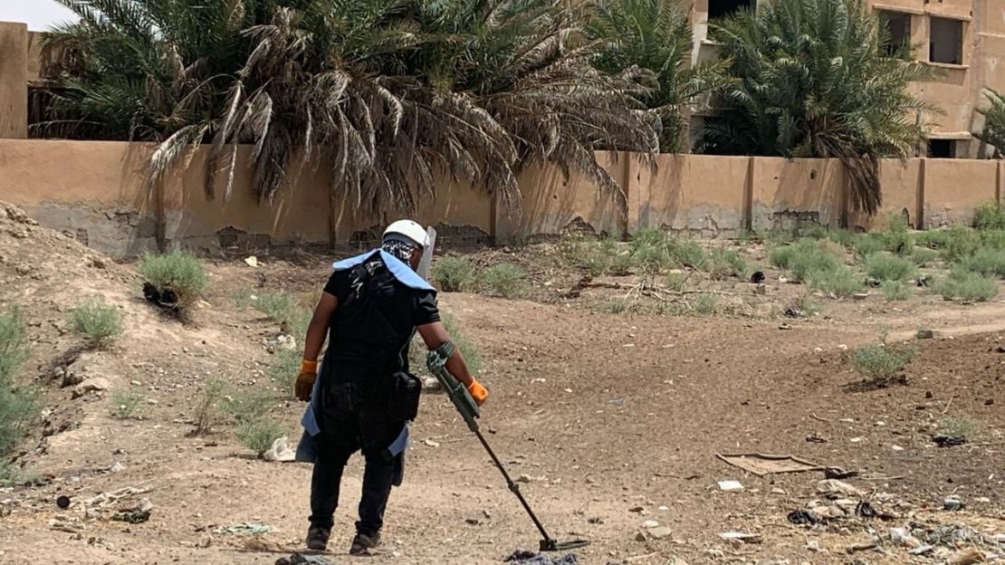 Minenräumung vor einer Schule in der Stadt Deir-ez-Zor Mann in Sprengstoffräumanzug scannt einen Bereich vor einer Schule