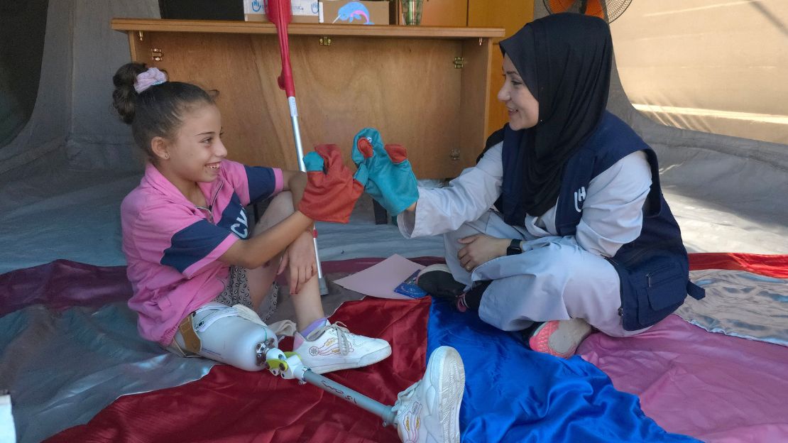 Die neunjährige Malak wurde im Mai 2025 bei einem Bombenangriff auf eine Schule im Gazastreifen, in der sie Zuflucht gesucht hatte, verletzt.  Die neunjährige Malak wurde im Mai 2025 bei einem Bombenangriff auf eine Schule im Gazastreifen, in der sie Zuflucht gesucht hatte, verletzt.