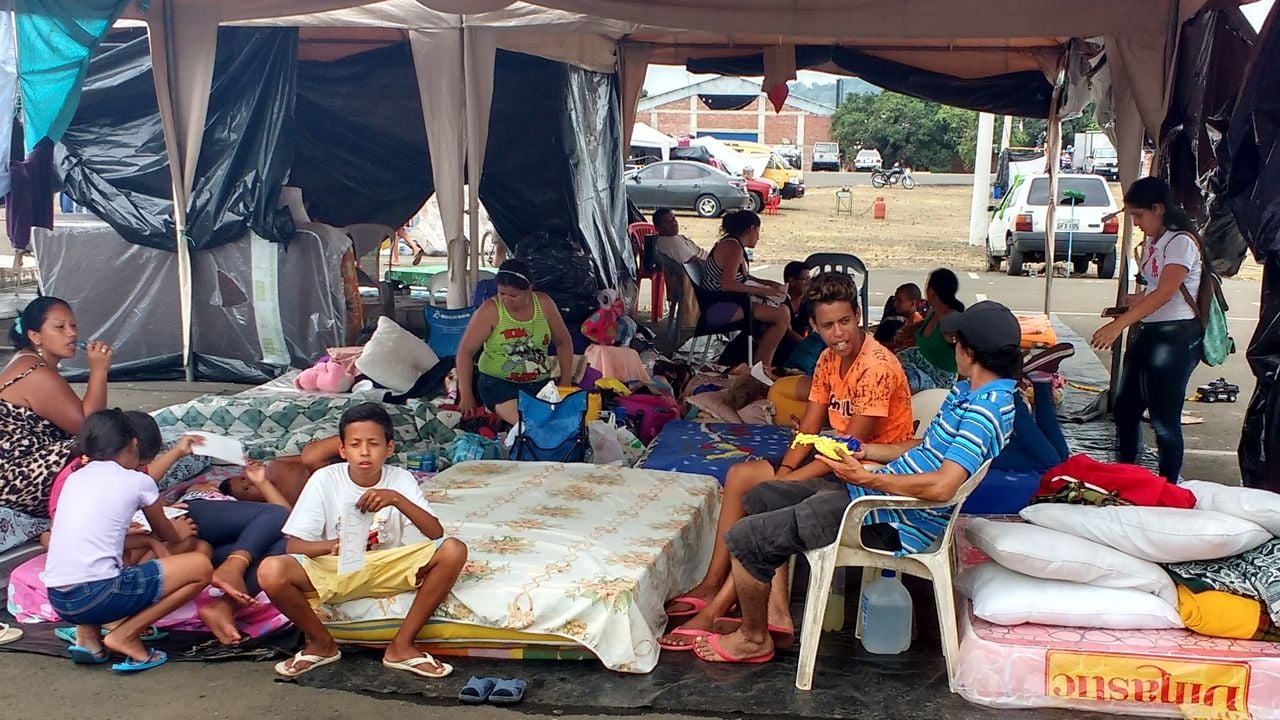 Familles hébergées d'urgence sur la piste de l'aéroport de Portoviejo