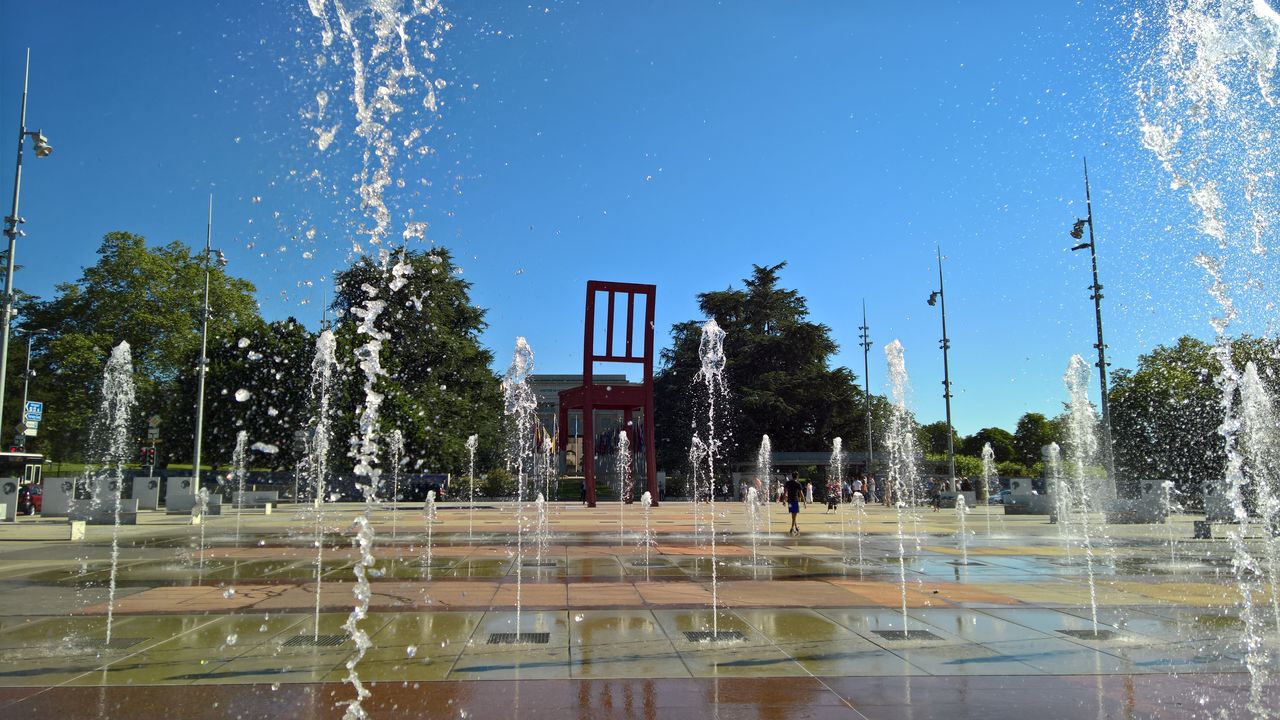 Genfer Denkmal Broken Chair wurde 1997 auf der Place des Nations errichtet, um den Kampf von HI gegen Antipersonenminen zu unterstützen