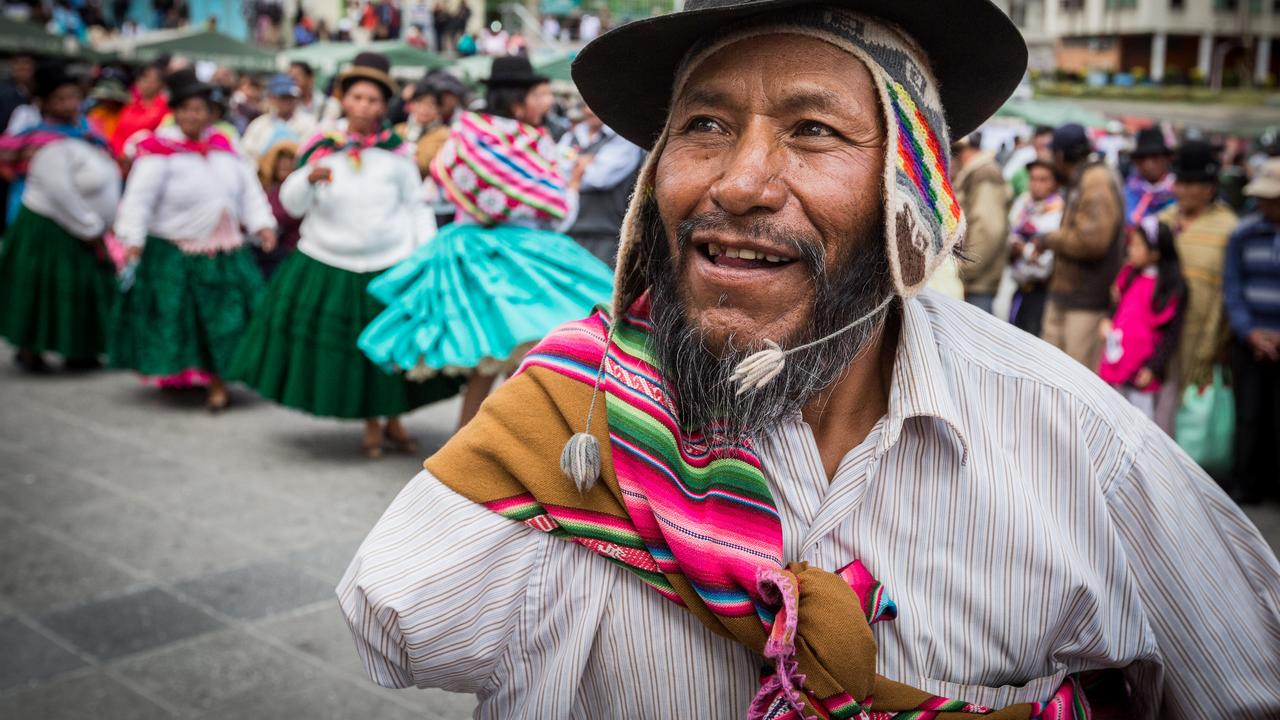 Ein Mann in traditioneller Kleidung auf dem internationalen Tag der Menschen mit Behinderung in Bolivien, mit Musik und Tanzfestival.