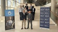 L'Académie de l'Organisation Mondiale de la Santé (OMS) et Handicap International ont signé un accord de collaboration. Un groupe de personnes se tient sur des escaliers, le groupe pose pour une photo.