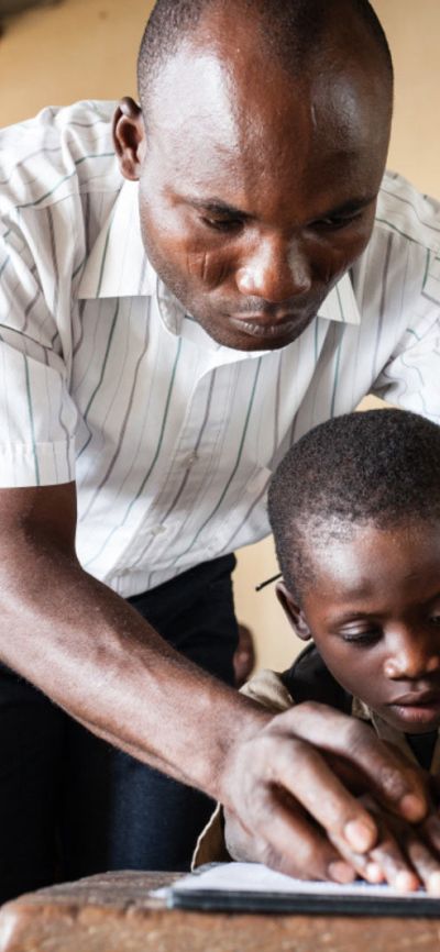 Trésor, 7 ans,  est mal voyant. Il apprend le Braille dans une école ordinaire