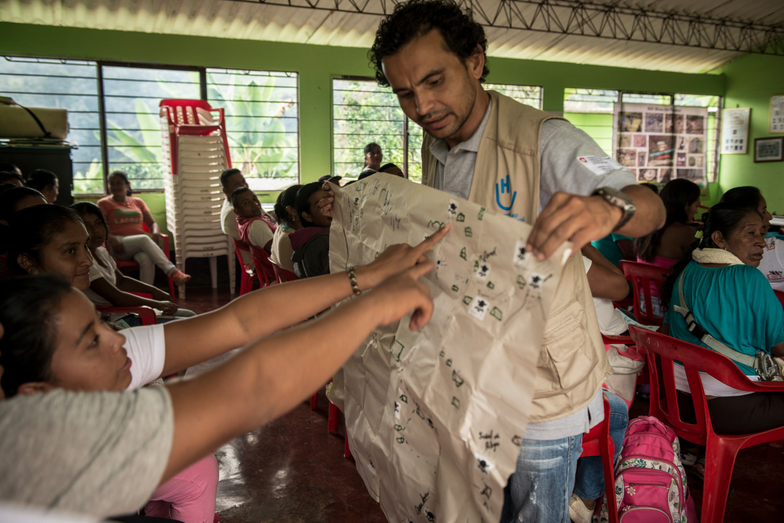 Un expert HI donne une séance de prévention aux dangers des mines en Colombie. Un expert HI donne une séance de prévention aux dangers des mines en Colombie.