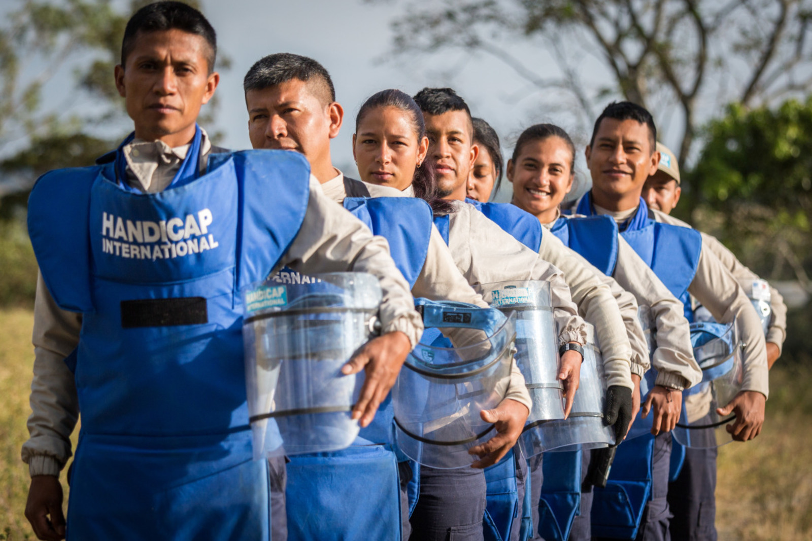 L'équipe de déminage de Handicap International en Colombie prêt à déminer L'équipe de déminage de Handicap International en Colombie prêt à déminer
