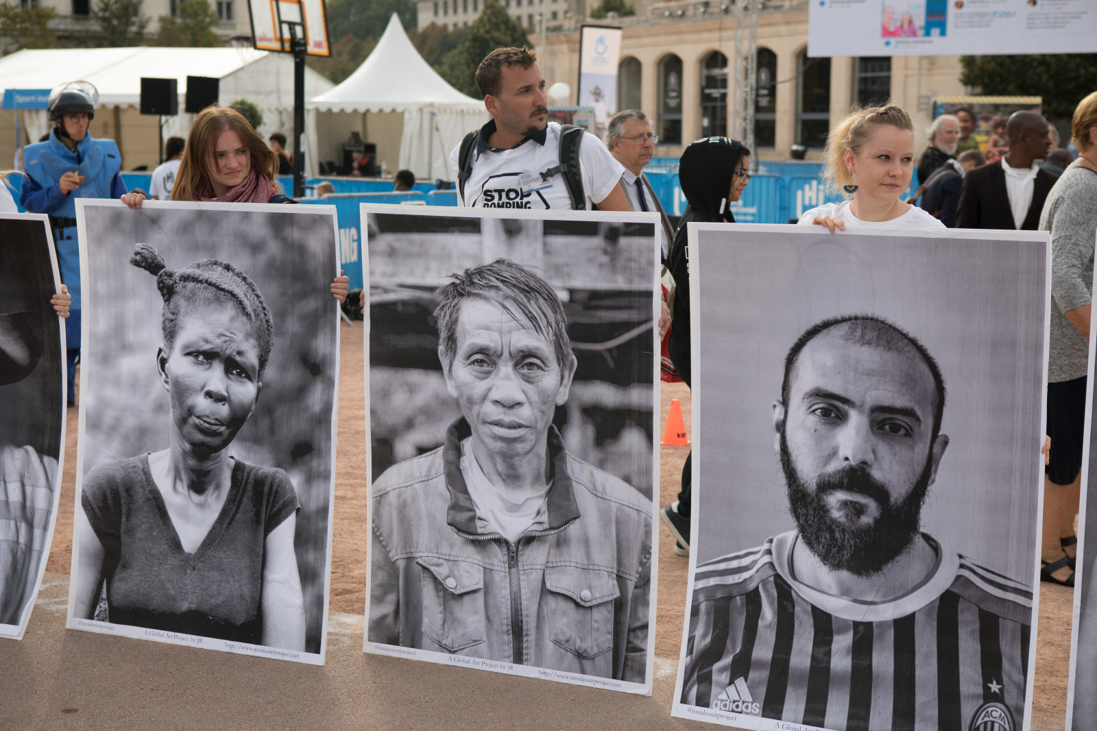 À Lyon, les sympathisants HI se mobilisent pour sensibiliser le public sur le combat contre les bombardements des civils. À Lyon, les sympathisants HI se mobilisent pour sensibiliser le public sur le combat contre les bombardements des civils.